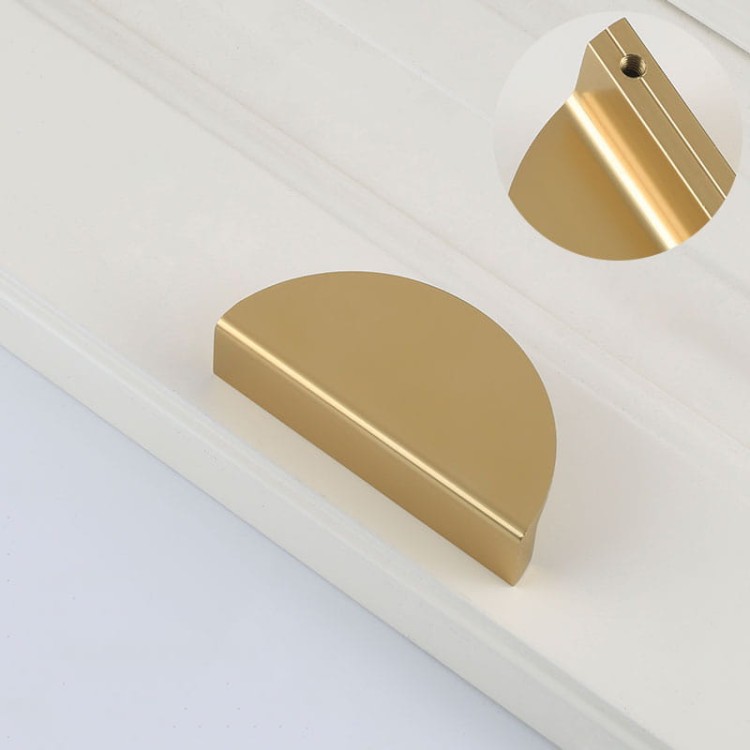 Möbelgriff Gozo – halbrunder dekorativer Griff in Gold, Champagner und Schwarz, erhältlich in 78 mm und 95 mm – egriffe.at