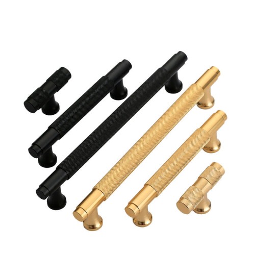 Möbelgriff Montana Schwarz/Gold – gerändelter T-Bar-Griff im Industrial-Stil, erhältlich in 128 mm und 160 mm – egriffe.at
