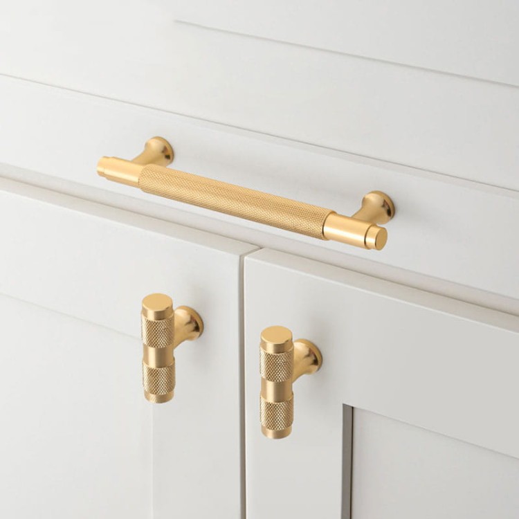 Möbelgriff Montana Schwarz/Gold – gerändelter T-Bar-Griff im Industrial-Stil, erhältlich in 128 mm und 160 mm – egriffe.at