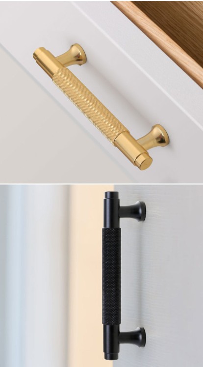 Möbelgriff Montana Schwarz/Gold – gerändelter T-Bar-Griff im Industrial-Stil, erhältlich in 128 mm und 160 mm – egriffe.at