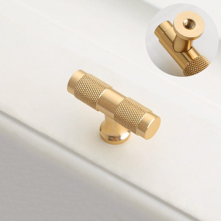 Möbelgriff Montana Schwarz/Gold – gerändelter T-Bar-Griff im Industrial-Stil, erhältlich in 128 mm und 160 mm – egriffe.at