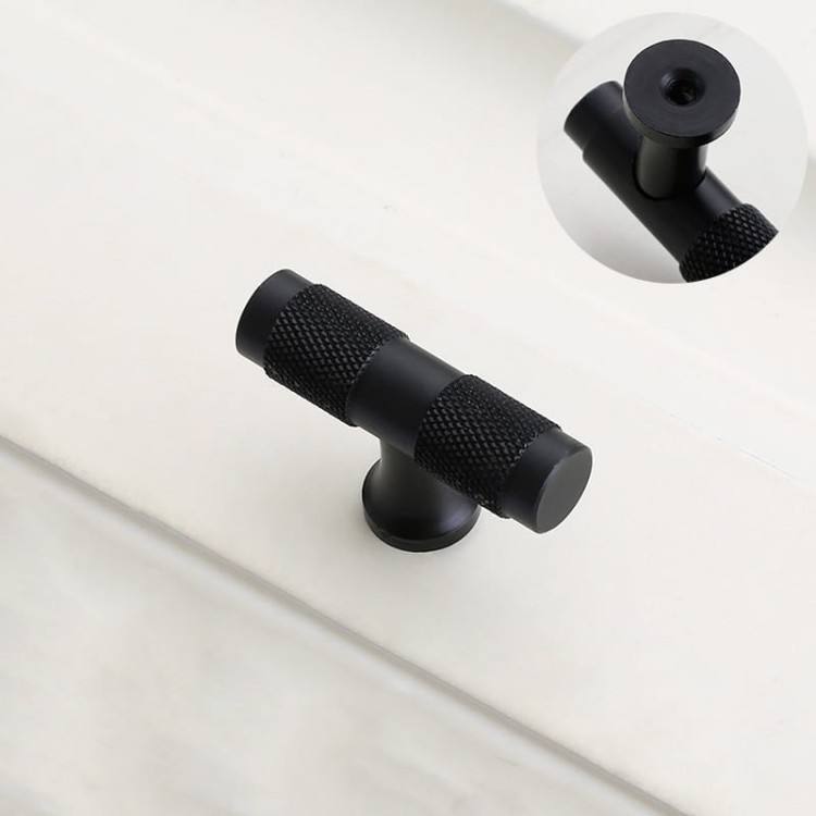 Möbelgriff Montana Schwarz/Gold – gerändelter T-Bar-Griff im Industrial-Stil, erhältlich in 128 mm und 160 mm – egriffe.at