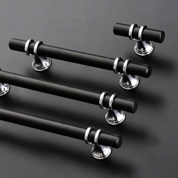 Möbelgriff Pina – eleganter T-Bar-Griff mit dekorativen Stützen in Schwarz-Gold oder Schwarz-Chrom. Als Knopf sowie in 96, 128 und 160 mm erhältlich. Ideal für Schränke, Kommoden und Schiebetüren – egriffe.at