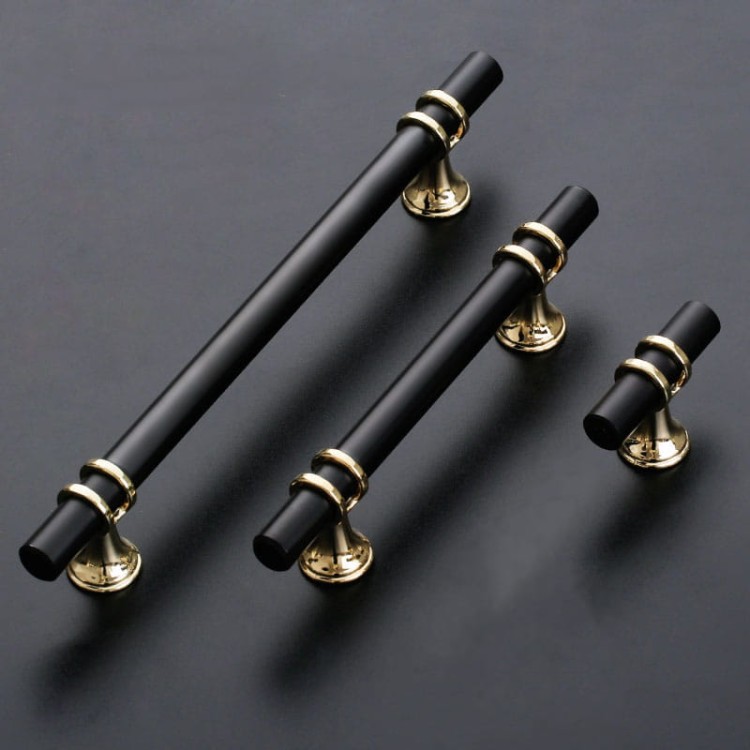 Möbelgriff Pina – eleganter T-Bar-Griff mit dekorativen Stützen in Schwarz-Gold oder Schwarz-Chrom. Als Knopf sowie in 96, 128 und 160 mm erhältlich. Ideal für Schränke, Kommoden und Schiebetüren – egriffe.at