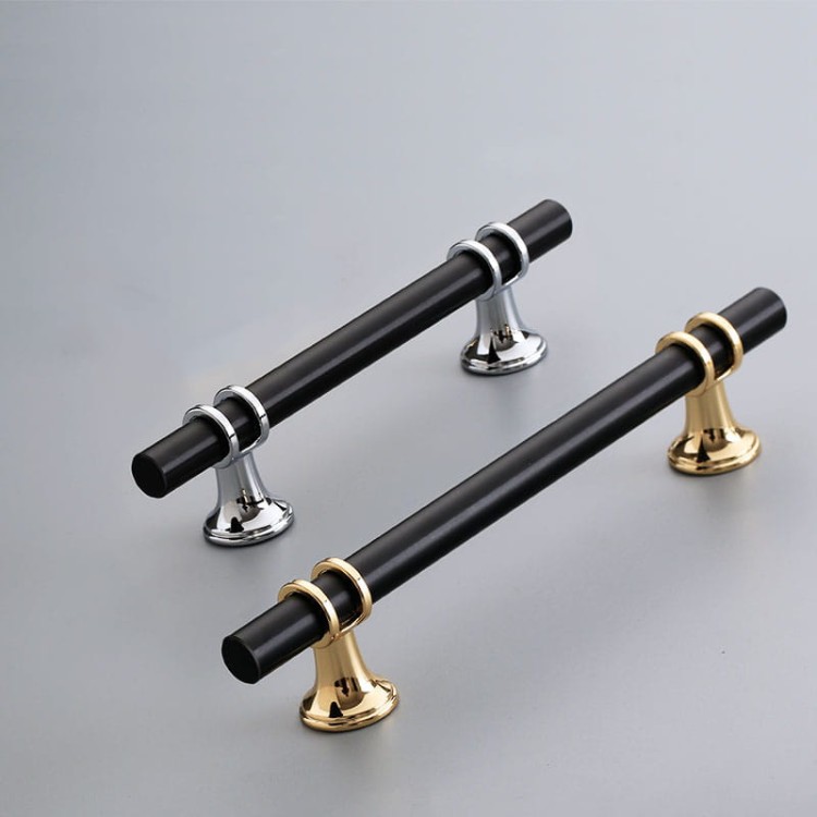 Möbelgriff Pina – eleganter T-Bar-Griff mit dekorativen Stützen in Schwarz-Gold oder Schwarz-Chrom. Als Knopf sowie in 96, 128 und 160 mm erhältlich. Ideal für Schränke, Kommoden und Schiebetüren – egriffe.at