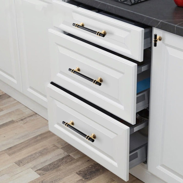 Möbelgriff Pina – eleganter T-Bar-Griff mit dekorativen Stützen in Schwarz-Gold oder Schwarz-Chrom. Als Knopf sowie in 96, 128 und 160 mm erhältlich. Ideal für Schränke, Kommoden und Schiebetüren – egriffe.at
