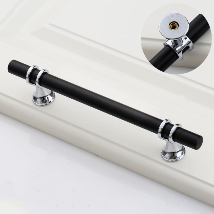 Möbelgriff Pina – eleganter T-Bar-Griff mit dekorativen Stützen in Schwarz-Gold oder Schwarz-Chrom. Als Knopf sowie in 96, 128 und 160 mm erhältlich. Ideal für Schränke, Kommoden und Schiebetüren – egriffe.at