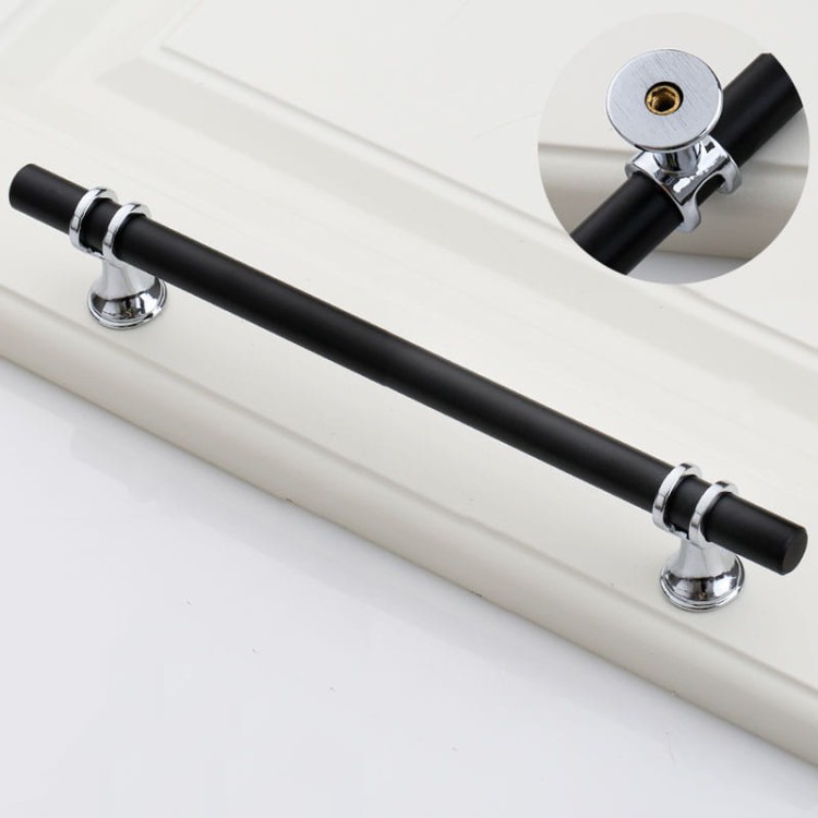 Möbelgriff Pina – eleganter T-Bar-Griff mit dekorativen Stützen in Schwarz-Gold oder Schwarz-Chrom. Als Knopf sowie in 96, 128 und 160 mm erhältlich. Ideal für Schränke, Kommoden und Schiebetüren – egriffe.at