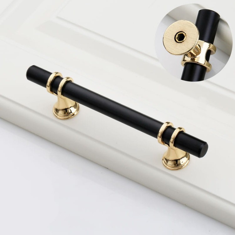 Möbelgriff Pina – eleganter T-Bar-Griff mit dekorativen Stützen in Schwarz-Gold oder Schwarz-Chrom. Als Knopf sowie in 96, 128 und 160 mm erhältlich. Ideal für Schränke, Kommoden und Schiebetüren – egriffe.at