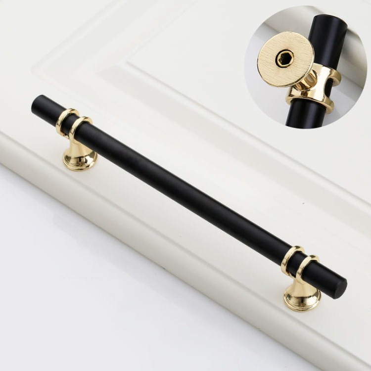 Möbelgriff Pina – eleganter T-Bar-Griff mit dekorativen Stützen in Schwarz-Gold oder Schwarz-Chrom. Als Knopf sowie in 96, 128 und 160 mm erhältlich. Ideal für Schränke, Kommoden und Schiebetüren – egriffe.at