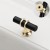 Möbelgriff Pina – eleganter T-Bar-Griff mit dekorativen Stützen in Schwarz-Gold oder Schwarz-Chrom. Als Knopf sowie in 96, 128 und 160 mm erhältlich. Ideal für Schränke, Kommoden und Schiebetüren – egriffe.at