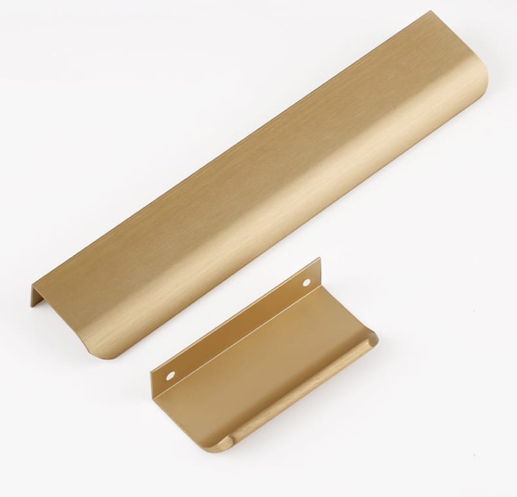 Möbelgriff Antonio – Kantengriff mit ergonomisch abgerundeter Front in gebürstetem Gold, Kaffeegold, Schwarz, Weiß und Grau. Ideal für moderne Küchen- und Wohnmöbel – egriffe.at