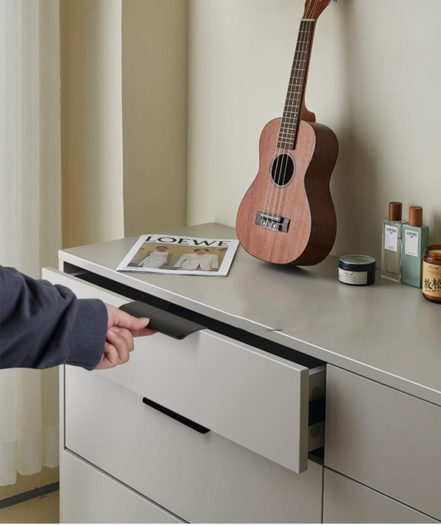 Möbelgriff Antonio – Kantengriff mit ergonomisch abgerundeter Front in gebürstetem Gold, Kaffeegold, Schwarz, Weiß und Grau. Ideal für moderne Küchen- und Wohnmöbel – egriffe.at