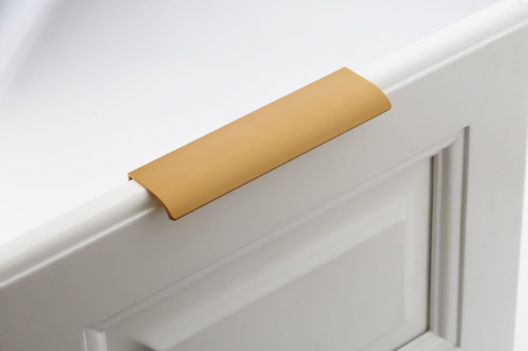 Möbelgriff Isabel – Aluminium-Kantengriff für die obere Frontkante in Schwarz und Champagnergold. Erhältlich in Größen von 64 bis 960 mm – egriffe.at