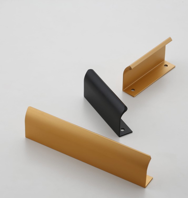 Möbelgriff Isabel – Aluminium-Kantengriff für die obere Frontkante in Schwarz und Champagnergold. Erhältlich in Größen von 64 bis 960 mm – egriffe.at