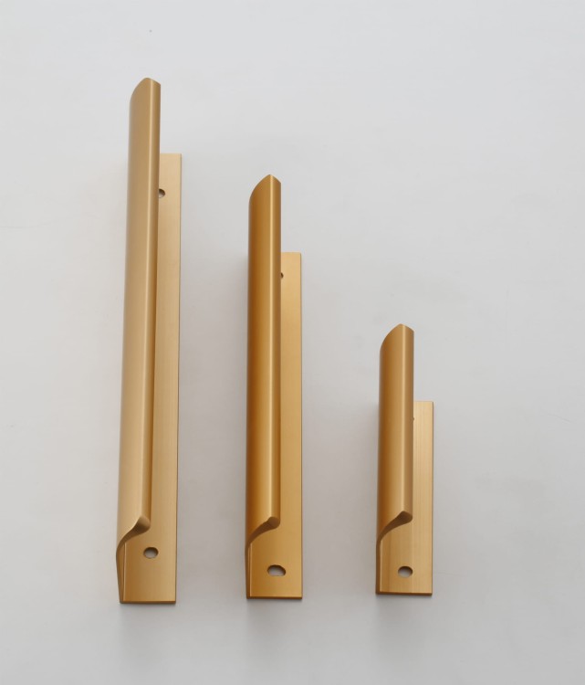 Möbelgriff Isabel – Aluminium-Kantengriff für die obere Frontkante in Schwarz und Champagnergold. Erhältlich in Größen von 64 bis 960 mm – egriffe.at
