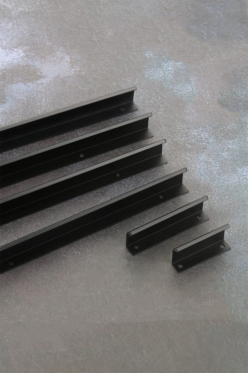 Möbelgriff Isabel – Aluminium-Kantengriff für die obere Frontkante in Schwarz und Champagnergold. Erhältlich in Größen von 64 bis 960 mm – egriffe.at