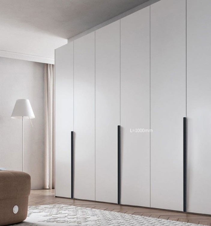 Möbelgriff Isabel – Aluminium-Kantengriff für die obere Frontkante in Schwarz und Champagnergold. Erhältlich in Größen von 64 bis 960 mm – egriffe.at