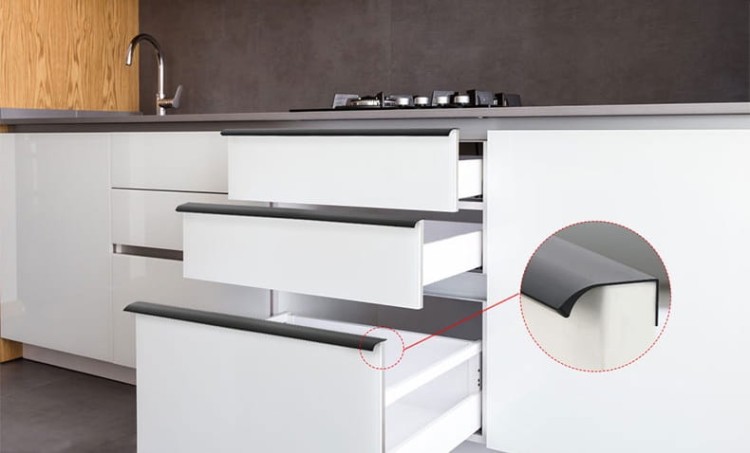 Möbelgriff Isabel – Aluminium-Kantengriff für die obere Frontkante in Schwarz und Champagnergold. Erhältlich in Größen von 64 bis 960 mm – egriffe.at