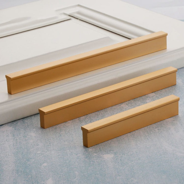 Möbelgriff Jimba – rechteckiger linearer Aluminiumgriff in Schwarz, gebürstetem Gold und Champagnergold. Lochabstände: Einzelbohrung, 96, 128, 192, 320, 576 und 768 mm – egriffe.at