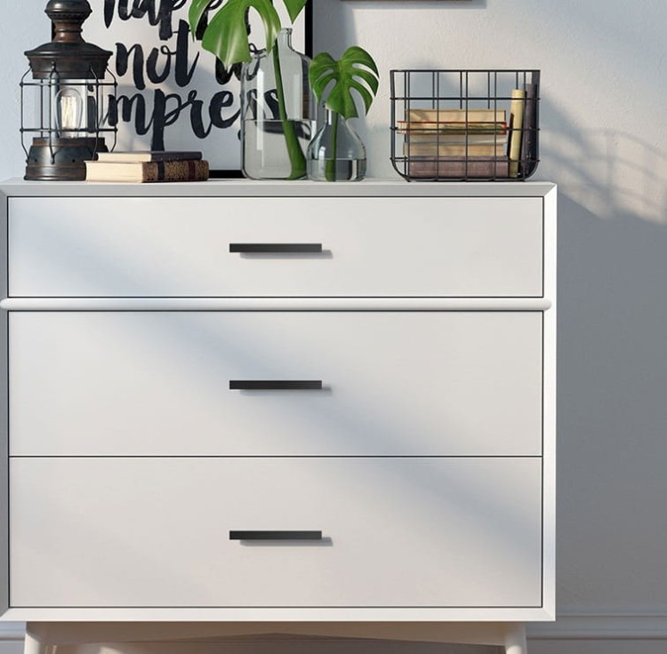 Möbelgriff Jimba – rechteckiger linearer Aluminiumgriff in Schwarz, gebürstetem Gold und Champagnergold. Lochabstände: Einzelbohrung, 96, 128, 192, 320, 576 und 768 mm – egriffe.at