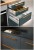 Möbelgriff Jimba – rechteckiger linearer Aluminiumgriff in Schwarz, gebürstetem Gold und Champagnergold. Lochabstände: Einzelbohrung, 96, 128, 192, 320, 576 und 768 mm – egriffe.at