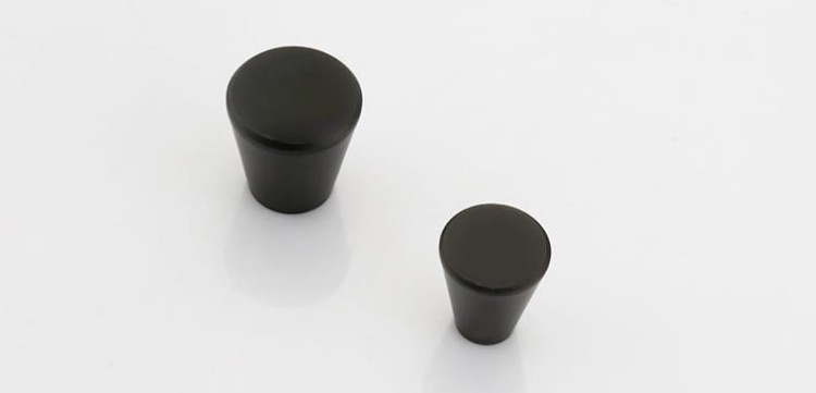Möbelknopf Claro – moderner minimalistischer Knopf in gebürstetem Gold oder Schwarz, für Schränke, Kommoden, Schubladen sowie Küchen- und Badmöbel – egriffe.at