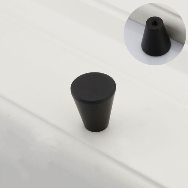 Möbelknopf Claro – moderner minimalistischer Knopf in gebürstetem Gold oder Schwarz, für Schränke, Kommoden, Schubladen sowie Küchen- und Badmöbel – egriffe.at