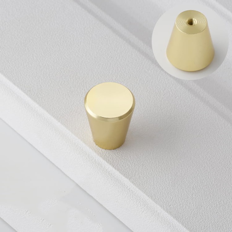 Möbelknopf Claro – moderner minimalistischer Knopf in gebürstetem Gold oder Schwarz, für Schränke, Kommoden, Schubladen sowie Küchen- und Badmöbel – egriffe.at