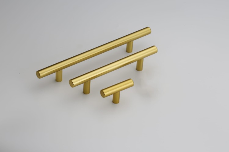 Möbelgriff Uno – T-Bar-Griff mit rundem Profil in Schwarz und gebürstetem Gold. Erhältlich als T-Bar-Knopf sowie in 96, 128, 160, 256, 512 und 850 mm – egriffe.at
