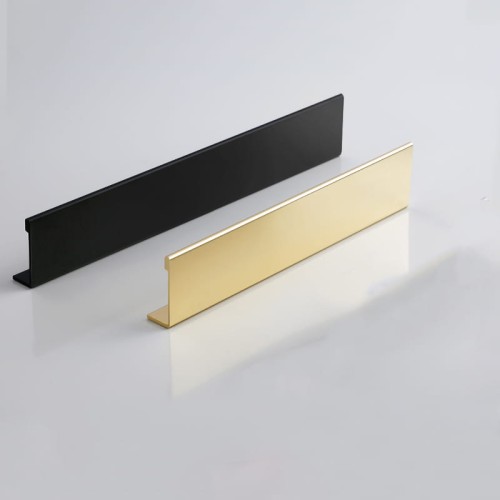 Möbelgriff Tres – aufliegender Aluminiumgriff, von vorn verschraubt, mit schlanker gerader Linie für moderne Fronten ohne Fräsung. Farben: Mattschwarz und gebürstetes Gold, Lochabstände 128, 160 und 192 mm – egriffe.at