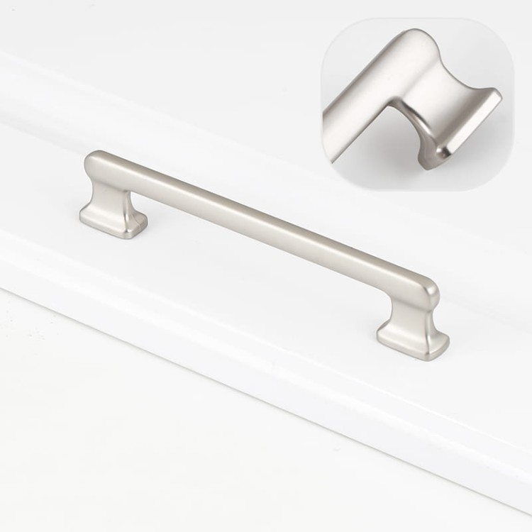 Möbelgriff Maceo – moderner und klassischer Aufsatzgriff für Schränke und Schubladen in gebürstetem Gold, gebürstetem Nickel, Perlgrau und Schwarz. Größen 96, 128, 160 und 192 mm – egriffe.at.