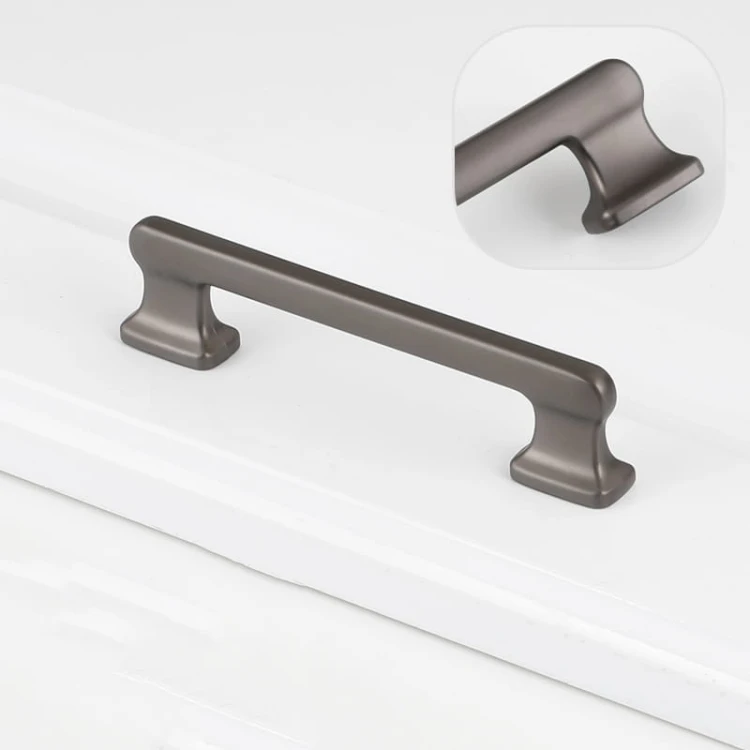 Perlgrauer Maceo-Möbelgriff mit 96 mm Lochabstand