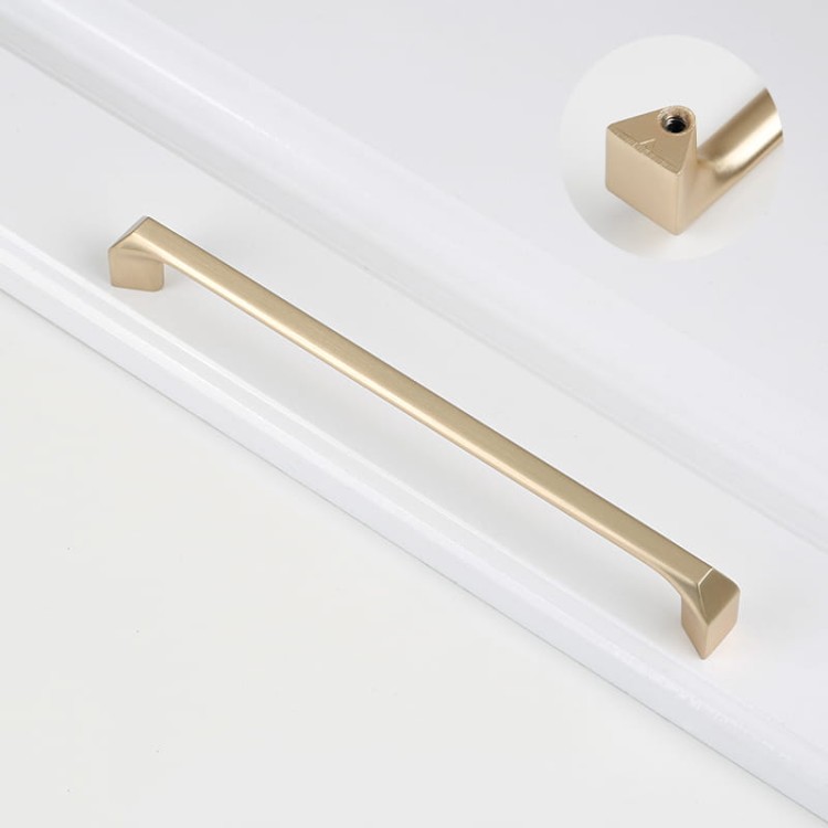 Länglicher gebürsteter goldener Beliz-Möbelgriff in der Größe 160 mm