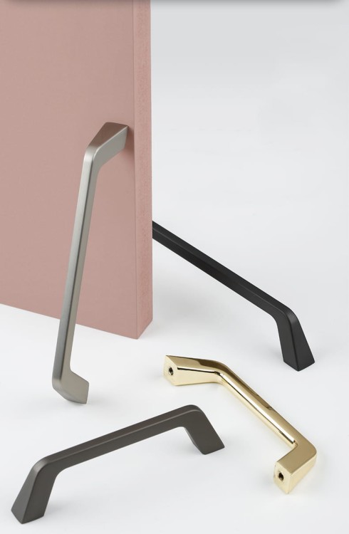 Möbelgriff Amarito – moderner Aufsatzgriff für Schränke und Schubladen in gebürstetem Gold, Schwarz, Perlgrau, gebürstetem Nickel, hellem Sandschwarz und Sandgold. Schlichter Küchengriff – egriffe.at.