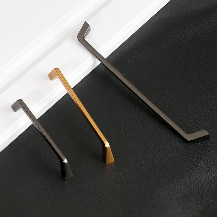 Möbelgriff Amarito – moderner Aufsatzgriff für Schränke und Schubladen in gebürstetem Gold, Schwarz, Perlgrau, gebürstetem Nickel, hellem Sandschwarz und Sandgold. Schlichter Küchengriff – egriffe.at.