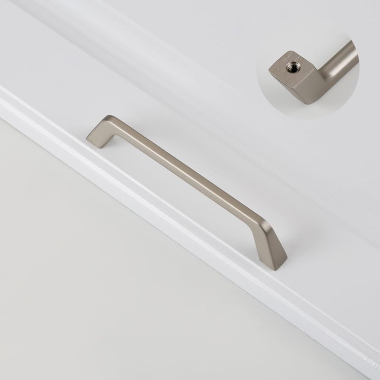 Amarito-Möbelgriff in gebürstetem Nickel mit 128 mm Lochabstand