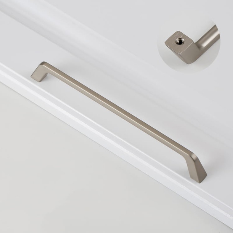 Möbelgriff Amarito – moderner Aufsatzgriff für Schränke und Schubladen in gebürstetem Gold, Schwarz, Perlgrau, gebürstetem Nickel, hellem Sandschwarz und Sandgold. Schlichter Küchengriff – egriffe.at.
