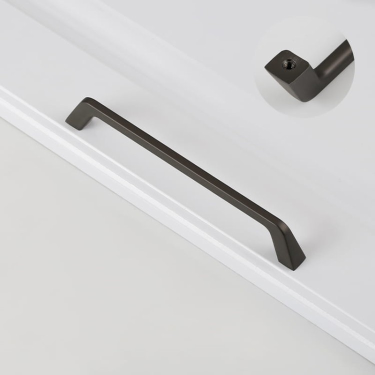 Möbelgriff Amarito – moderner Aufsatzgriff für Schränke und Schubladen in gebürstetem Gold, Schwarz, Perlgrau, gebürstetem Nickel, hellem Sandschwarz und Sandgold. Schlichter Küchengriff – egriffe.at.