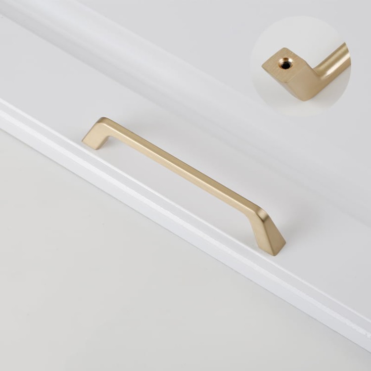 Möbelgriff Amarito – moderner Aufsatzgriff für Schränke und Schubladen in gebürstetem Gold, Schwarz, Perlgrau, gebürstetem Nickel, hellem Sandschwarz und Sandgold. Schlichter Küchengriff – egriffe.at.
