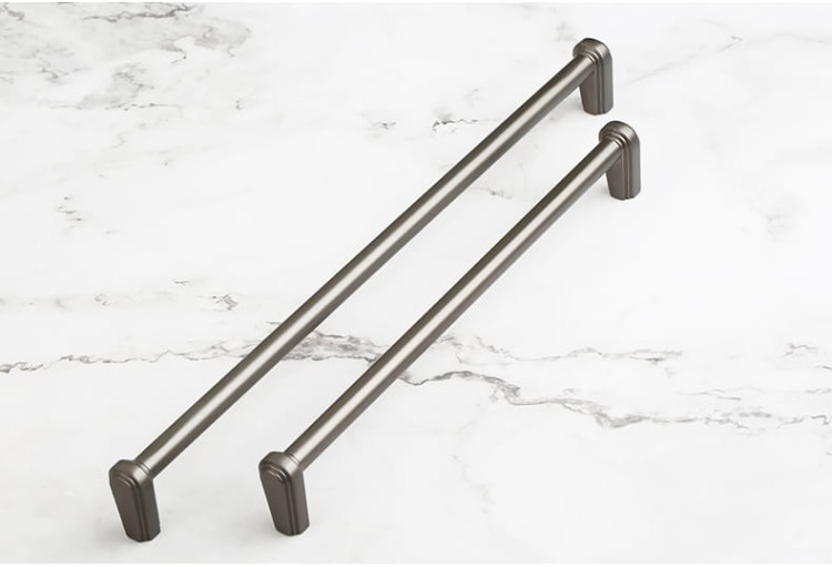 Möbelgriff Arriba – länglicher Aufsatzgriff für Schränke und Schubladen in Schwarz, gebürstetem Gold, gebürstetem Nickel und Perlgrau. Moderner Griff für Küchenmöbel, erhältlich im Shop egriffe.at.