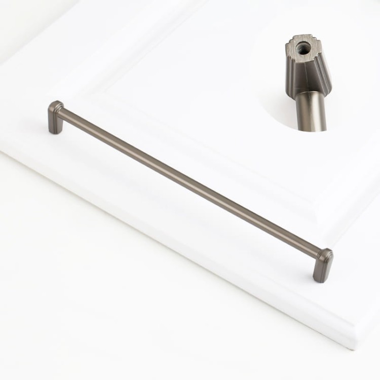 Möbelgriff Arriba – länglicher Aufsatzgriff für Schränke und Schubladen in Schwarz, gebürstetem Gold, gebürstetem Nickel und Perlgrau. Moderner Griff für Küchenmöbel, erhältlich im Shop egriffe.at.