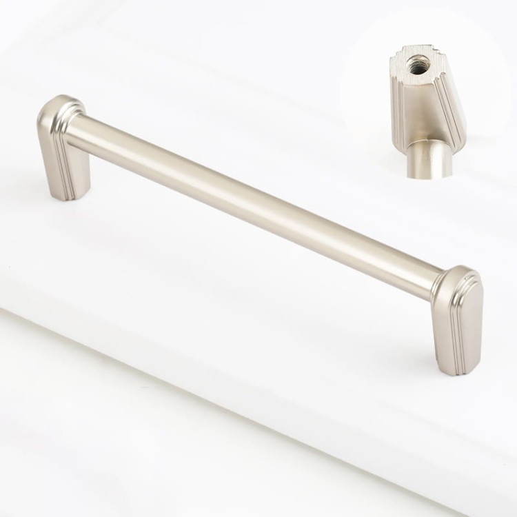Arriba-Möbelgriff in gebürsteter Nickel-Ausführung mit einem Lochabstand von 128 mm