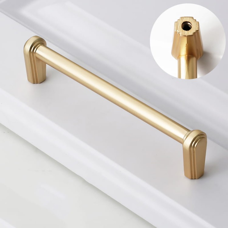 Gebürsteter goldener Arriba-Möbelgriff mit Befestigungselement in der Größe 128 mm