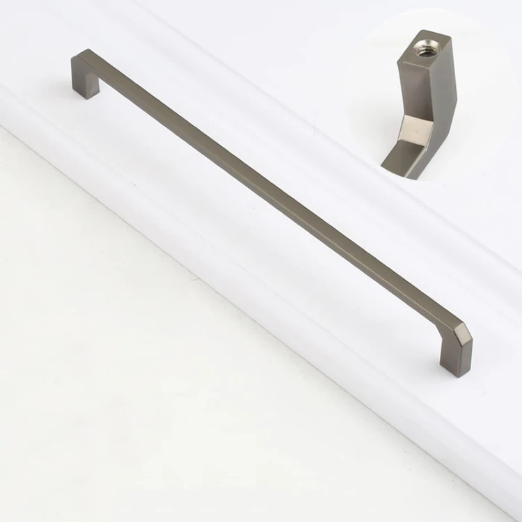 Perlgrauer Möbelgriff Clara mit mitgeliefertem Befestigungsmaterial und einem Lochabstand von 128 mm.