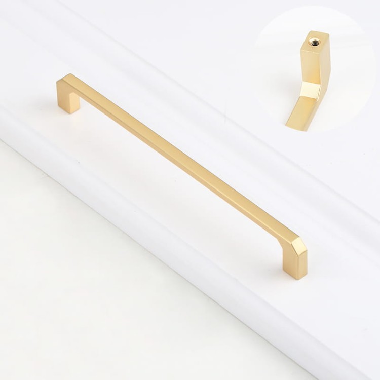 Möbelgriff Clara in gebürstetem Gold mit einem Lochabstand von 128 mm.