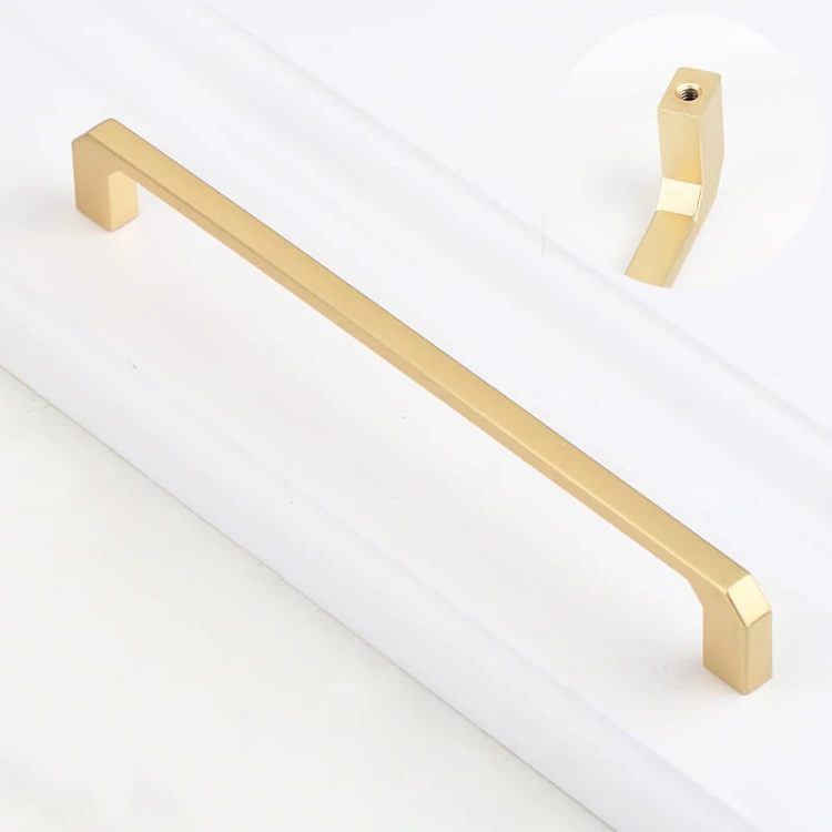 Länglicher Möbelgriff Clara in gebürstetem Gold für Schubladen und Schränke mit einem Lochabstand von 160 mm.