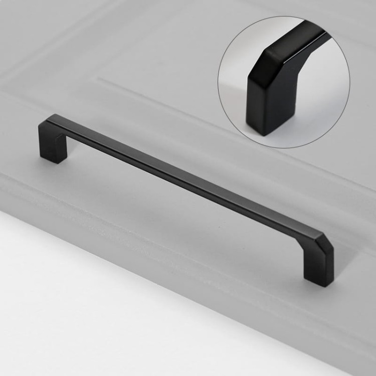 Schwarzer länglicher Möbelgriff Clara für moderne Möbelfronten mit einem Lochabstand von 160 mm.