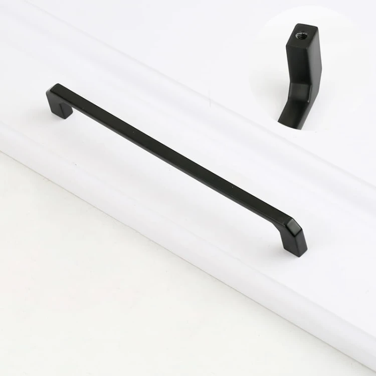 Minimalistischer schwarzer Möbelgriff Clara für Küchenmöbel mit einem Lochabstand von 192 mm.