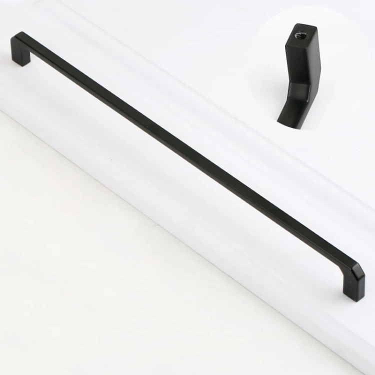 Langer schwarzer Möbelgriff Clara für Schränke mit einem Lochabstand von 320 mm.
